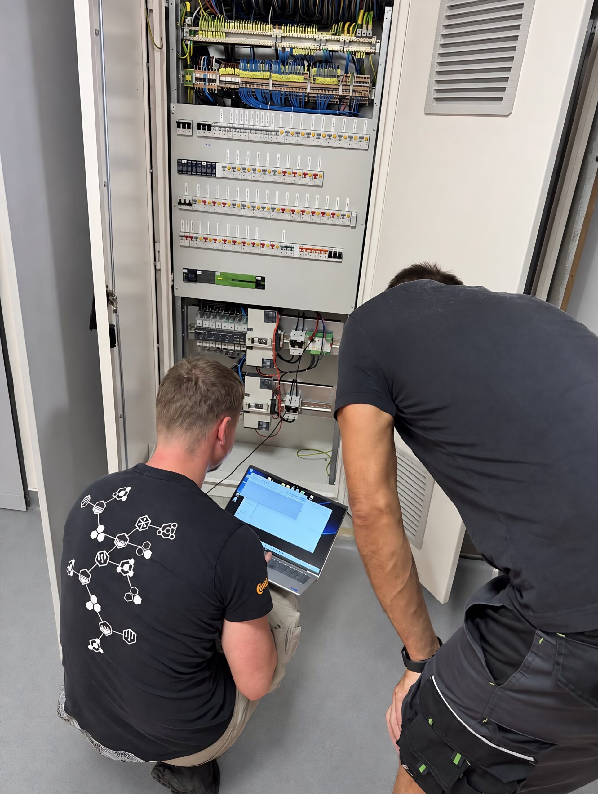 Technici LightPower při práci na rozvaděči